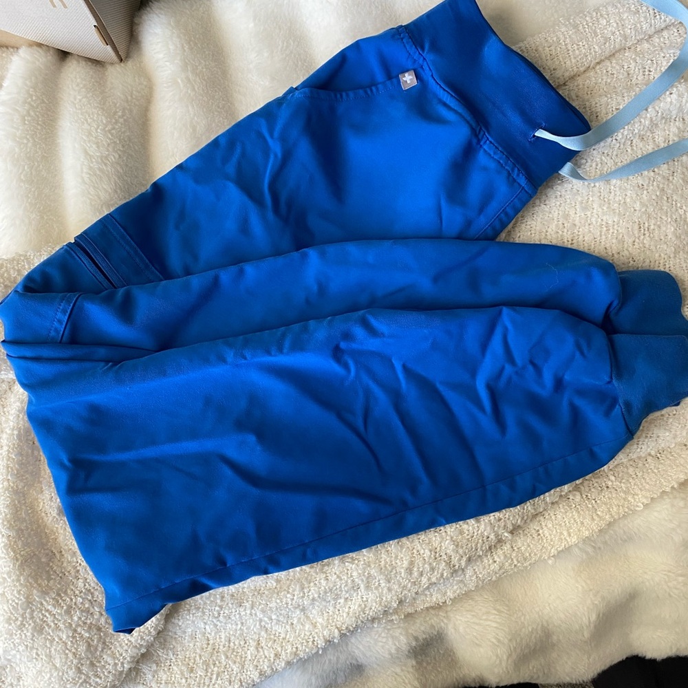 Galaxy Blue Figs Set- Top is oversized cut (xs) and bottoms are joggers (s).
